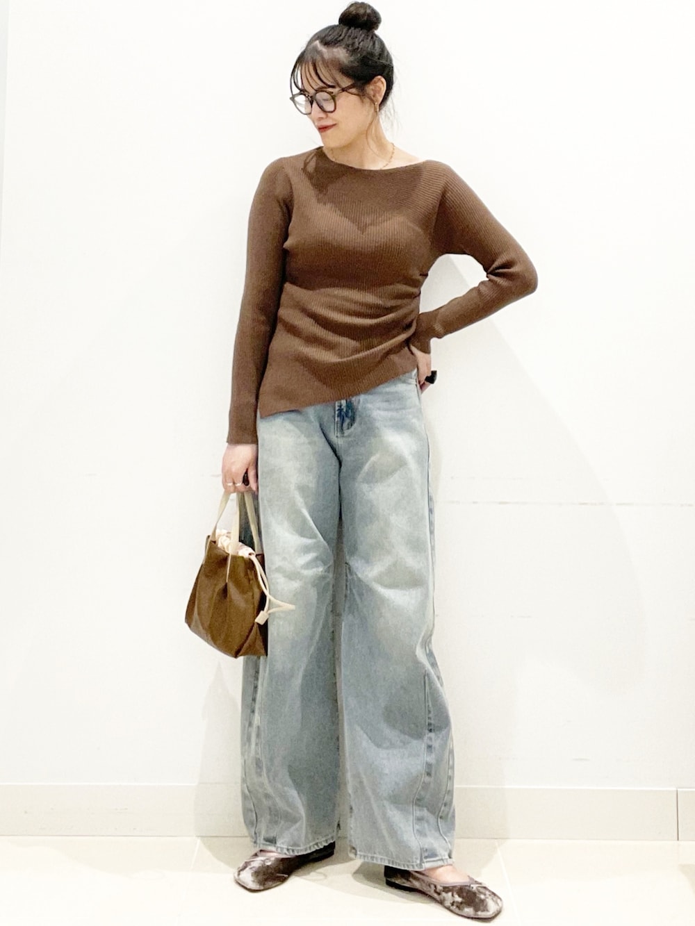 グレー系のバレエシューズ、ブルー系のデニムパンツ、ブラウン系のニット/セーターを着用したレディースの秋コーディネートの3枚目の写真