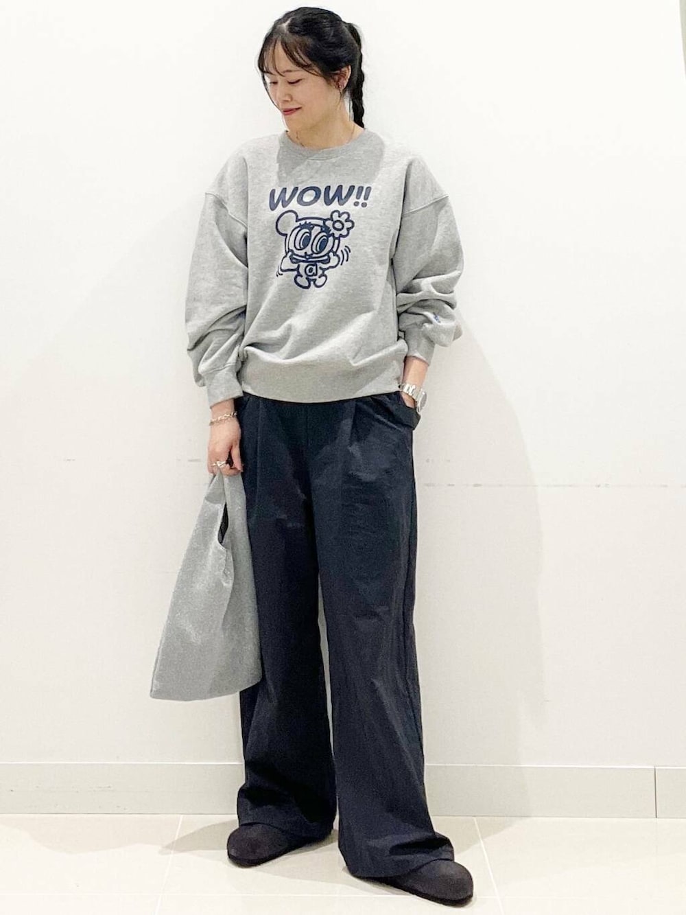 シルバー系のトートバッグ、グレー系のサロペット/オーバーオール、グレー系のスウェットを着用したレディースの秋コーディネートの4枚目の写真