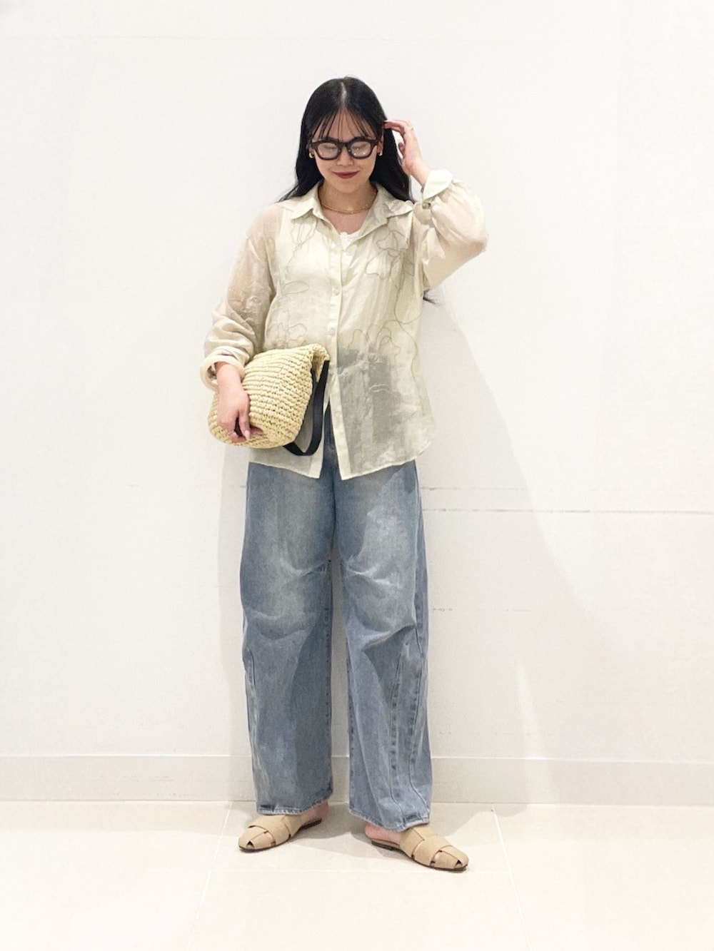 ベージュ系のシャツ/ブラウス、ブルー系のその他パンツ、ベージュ系のトートバッグを着用したレディースの春コーディネートの2枚目の写真