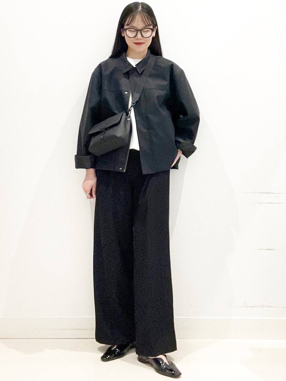 ブラック系のその他パンツ、ホワイト系のTシャツ/カットソー、ブラック系のパンプスを着用したレディースの春コーディネートの3枚目の写真