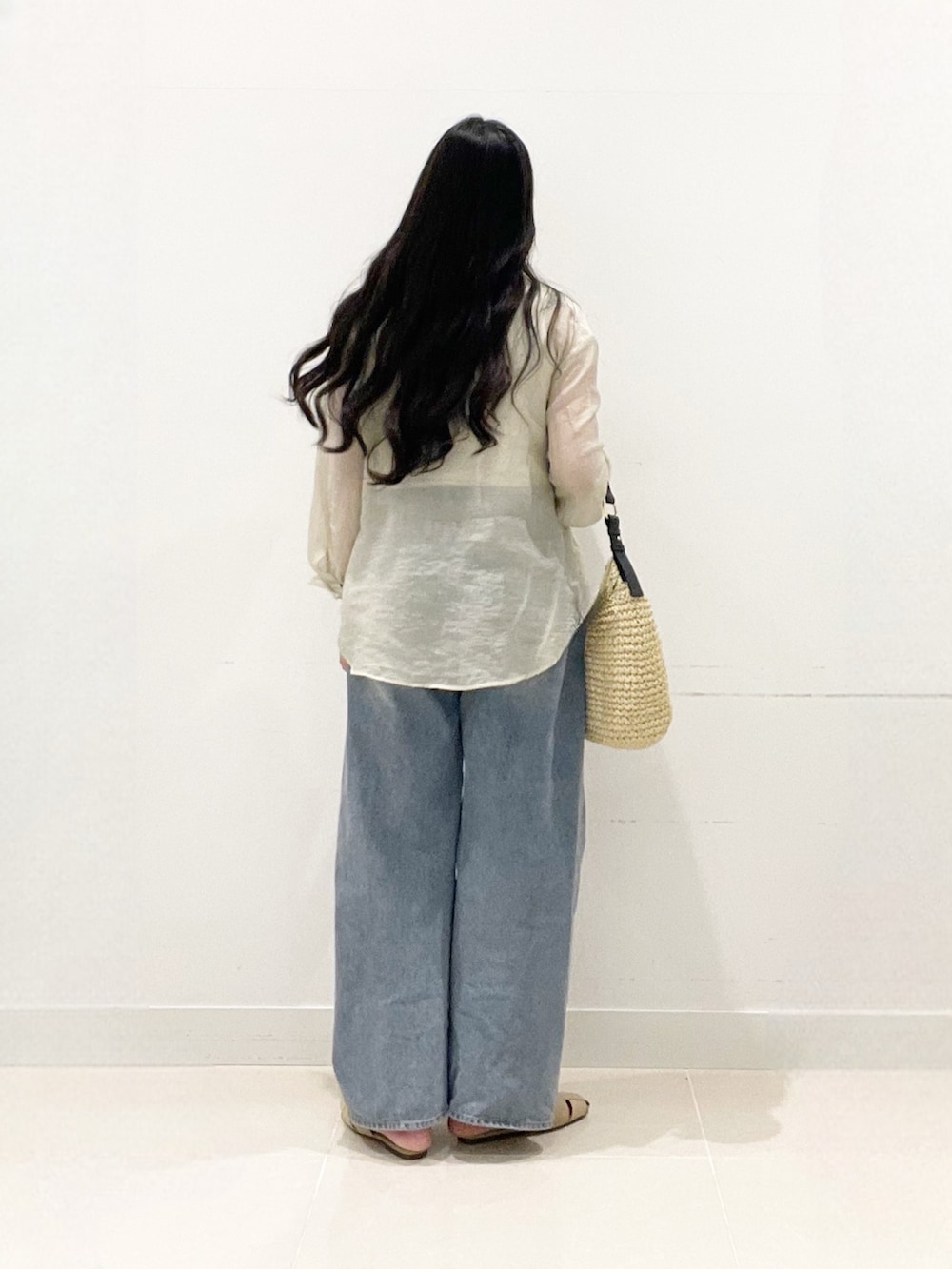 ベージュ系のシャツ/ブラウス、ブルー系のその他パンツ、ベージュ系のトートバッグを着用したレディースの春コーディネートの5枚目の写真