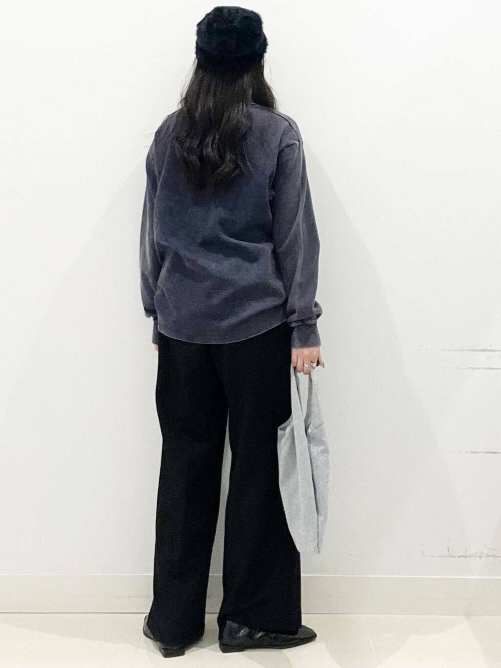 シルバー系のトートバッグ、ブラック系のバレエシューズ、ブラック系のその他パンツを着用したレディースの秋コーディネートの6枚目の写真