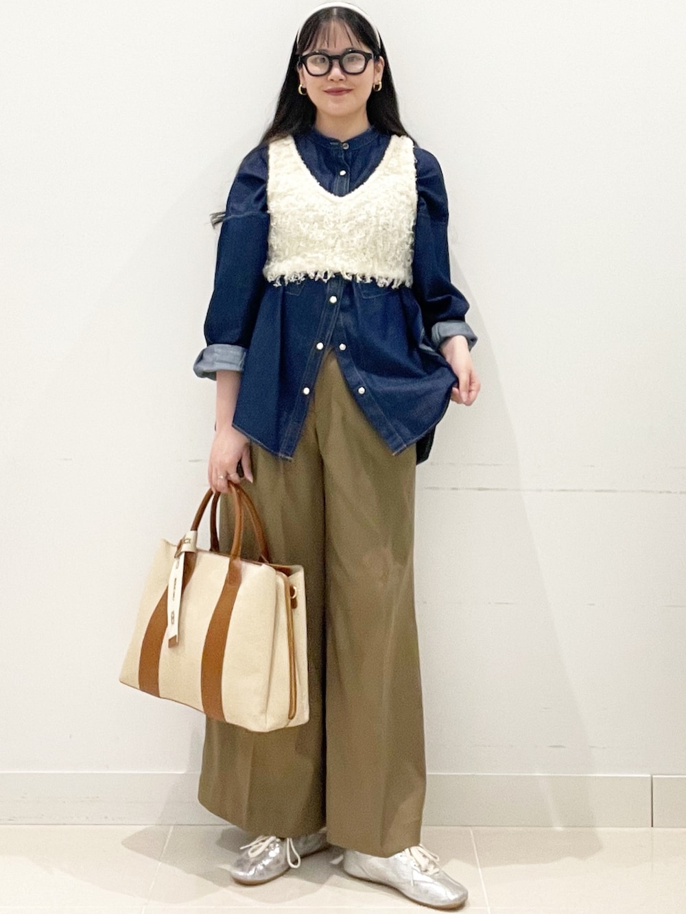 ベージュ系のチノパンツ、ホワイト系のトートバッグ、ブルー系のシャツ/ブラウスを着用したレディースの春コーディネートの2枚目の写真