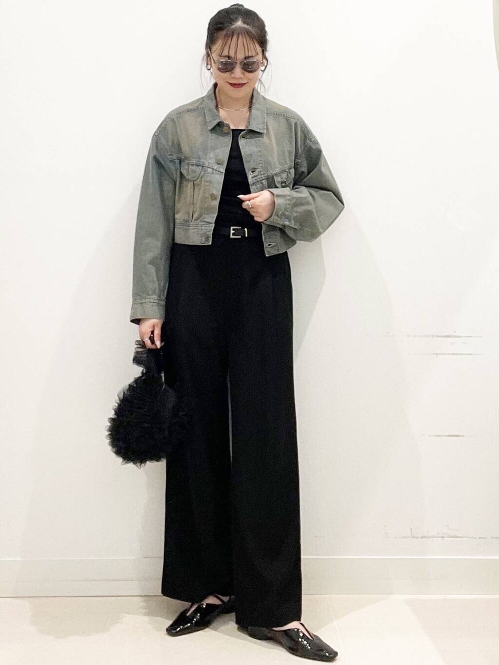 ブラック系のその他パンツ、ブラック系のパンプス、ブラック系のハンドバッグを着用したレディースの春コーディネートの5枚目の写真