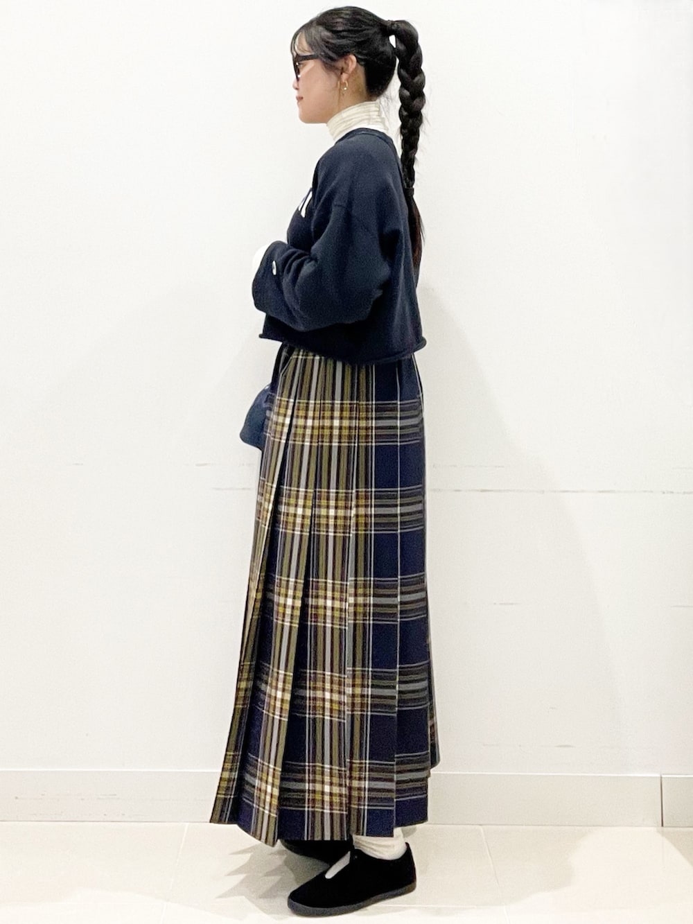 ブラック系のその他シューズ、ブルー系のスカート、ブルー系のショルダーバッグを着用したレディースの冬コーディネートの4枚目の写真