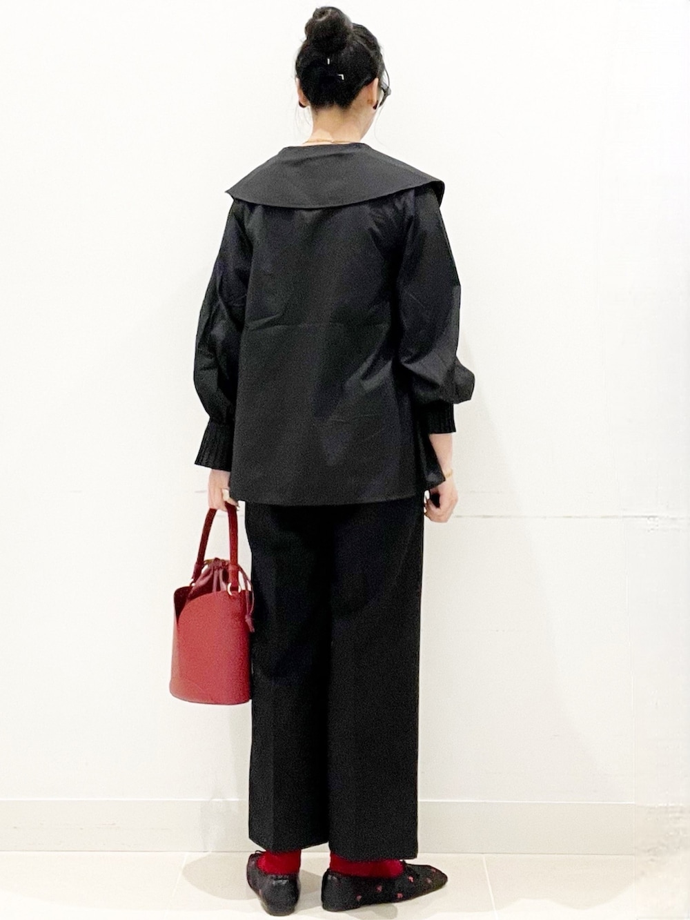 ブラック系のバレエシューズ、ブラック系のその他パンツ、レッド系のハンドバッグを着用したレディースの秋コーディネートの6枚目の写真