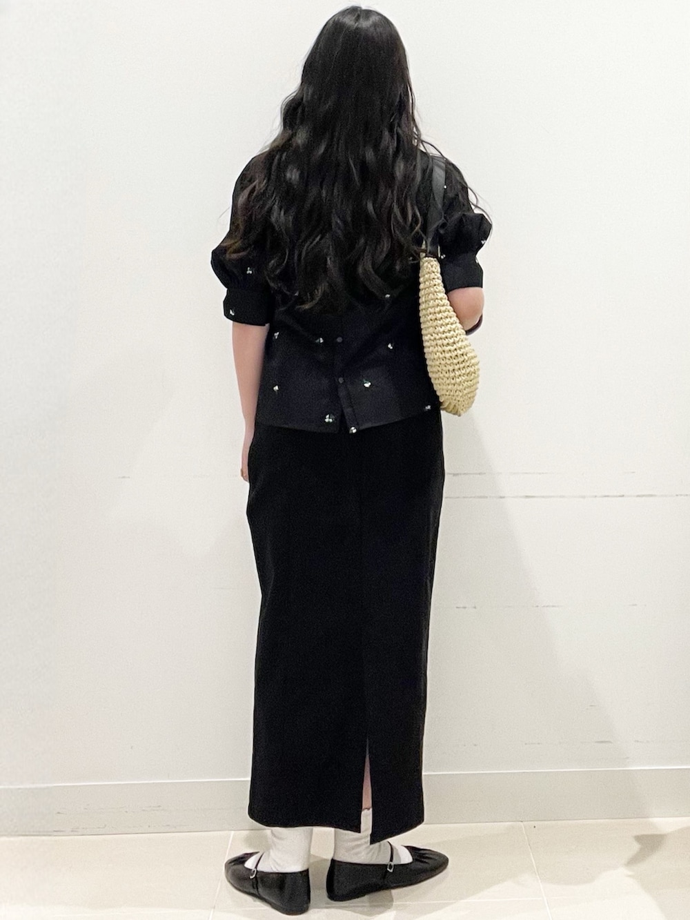 ブラック系のパンプス、ブラック系のスカート、ブラック系のシャツ/ブラウスを着用したレディースの春コーディネートの5枚目の写真