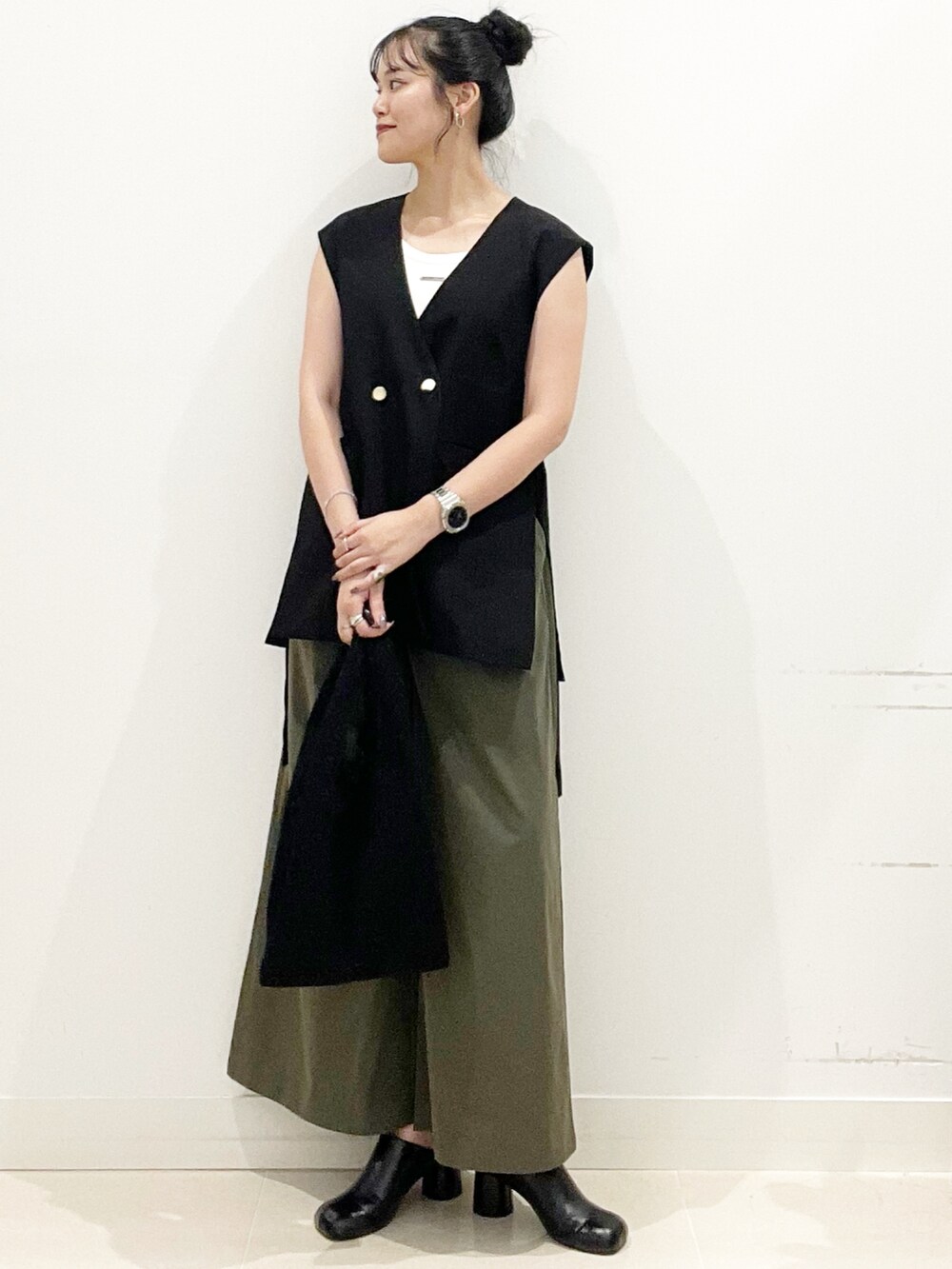 ブラック系のサンダル、ブラック系のトートバッグ、グリーン系のその他パンツを着用したレディースの秋コーディネートの2枚目の写真