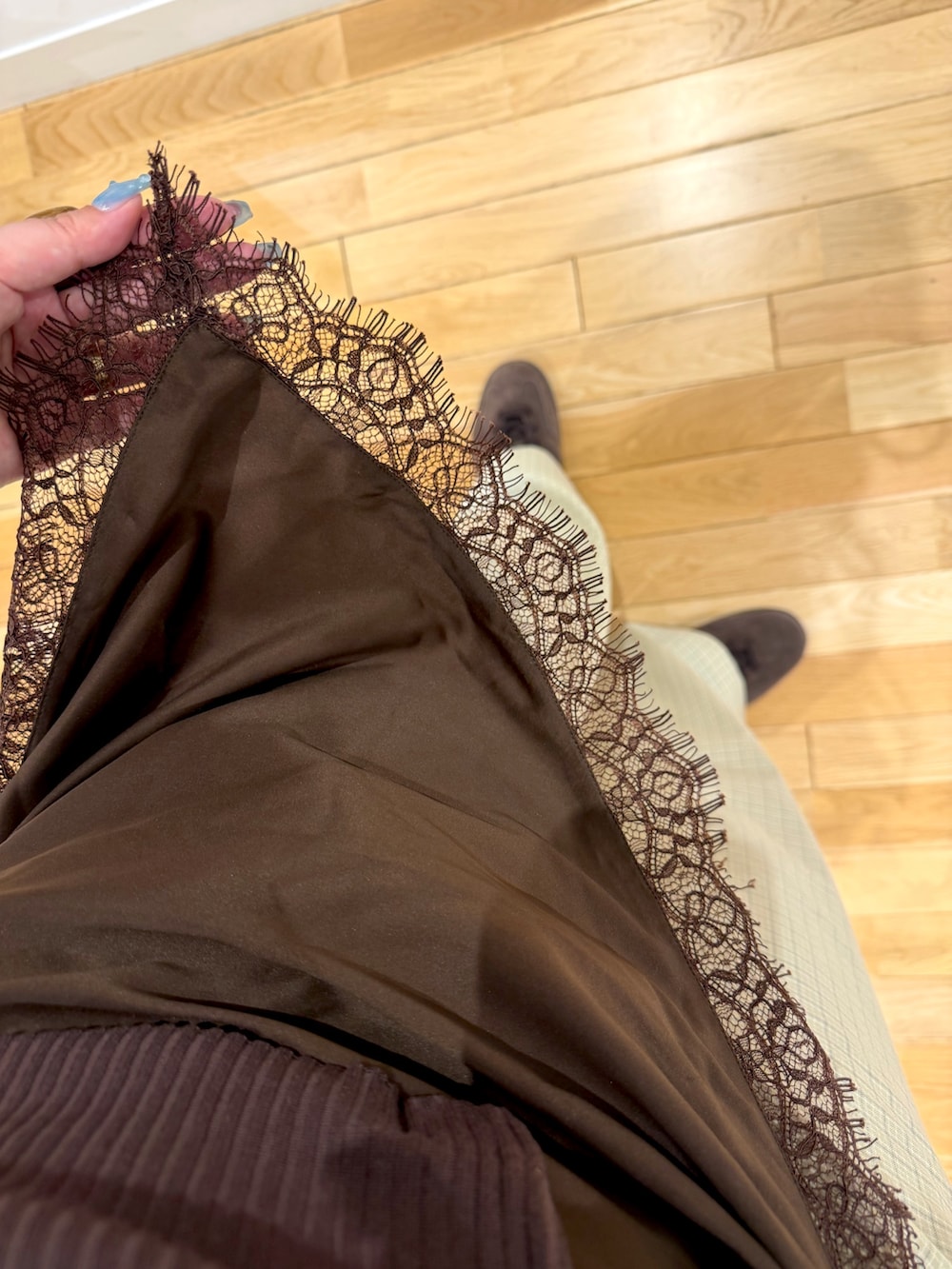 ベージュ系のその他パンツ、ブラウン系のスニーカー、ブラウン系のベストを着用したレディースの夏コーディネートの3枚目の写真