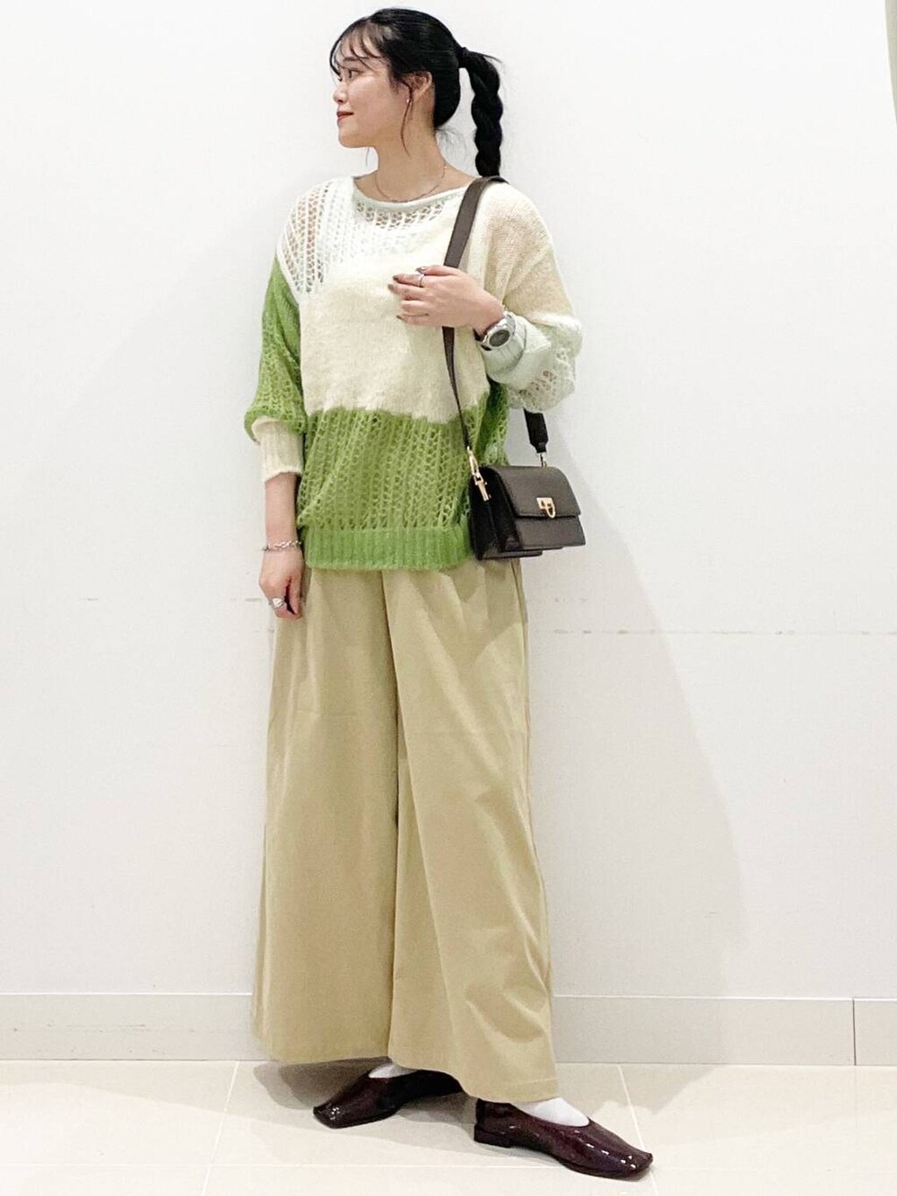 ホワイト系のTシャツ/カットソー、ブラウン系のショルダーバッグ、レッド系のバレエシューズを着用したレディースの秋コーディネートの2枚目の写真