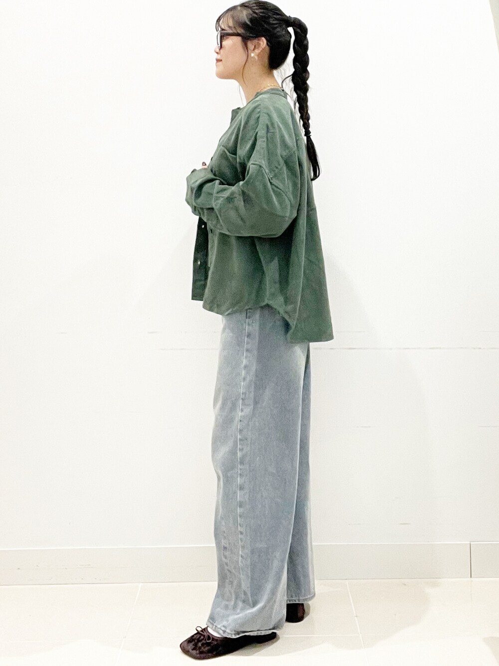ブラウン系のバレエシューズ、ブルー系のデニムパンツ、ホワイト系のTシャツ/カットソーを着用したレディースの秋コーディネートの4枚目の写真