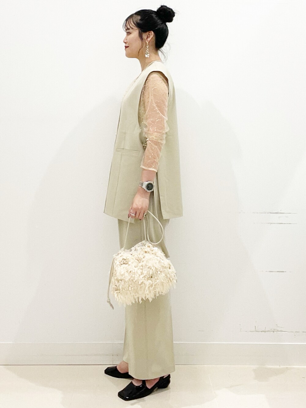 ホワイト系のキャミソール、ゴールド系のTシャツ/カットソー、ベージュ系のその他パンツを着用したレディースの秋コーディネートの6枚目の写真