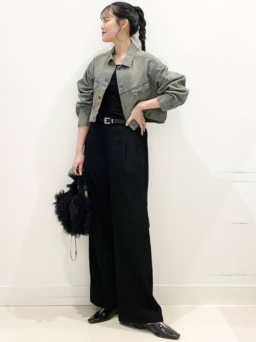 ブラック系のその他パンツ、ブラック系のパンプス、ブラック系のハンドバッグを着用したレディースの春コーディネートの2枚目の写真