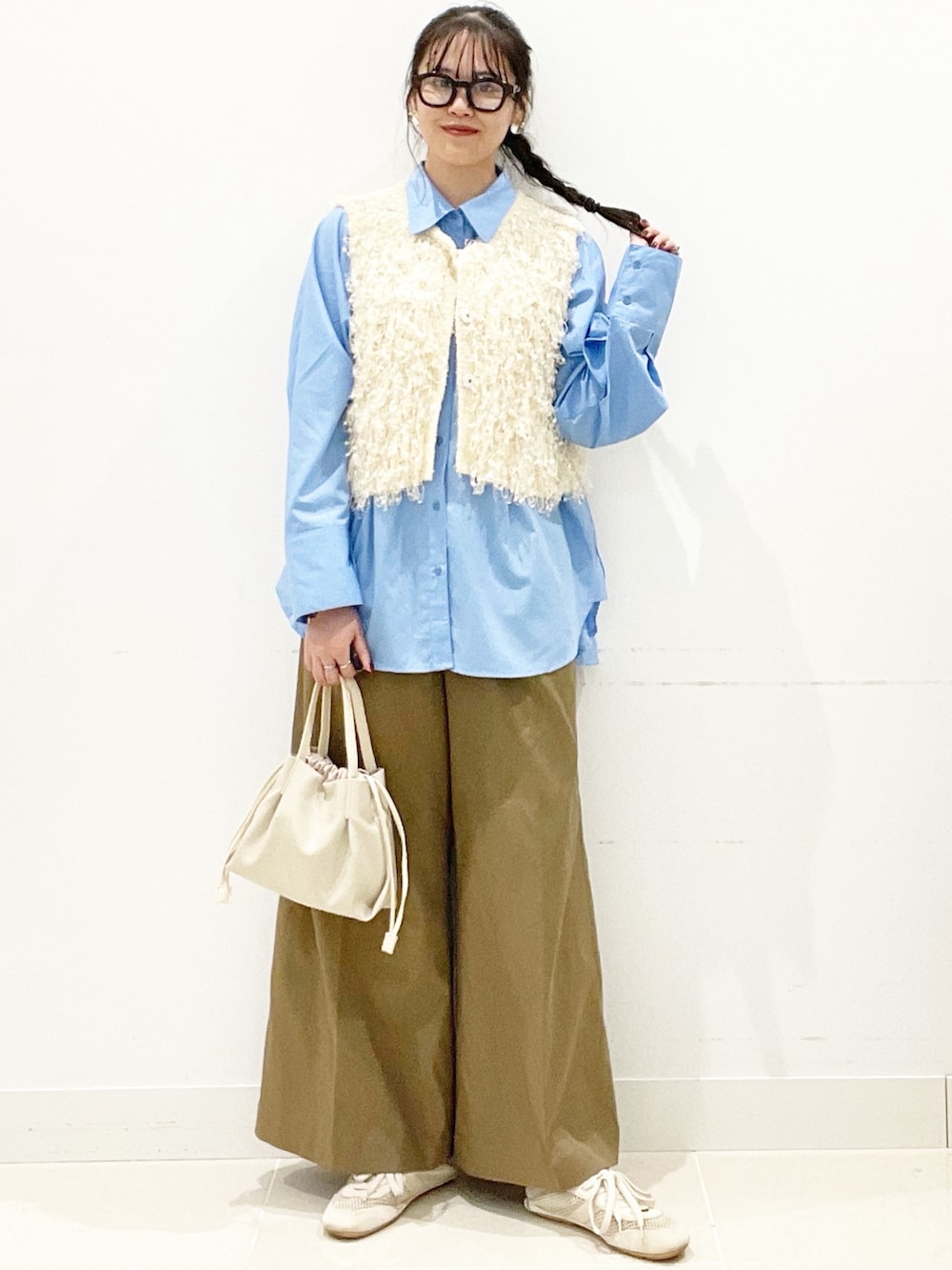 ベージュ系のその他パンツ、ホワイト系のショルダーバッグ、ブルー系のシャツ/ブラウスを着用したレディースの秋コーディネートの2枚目の写真