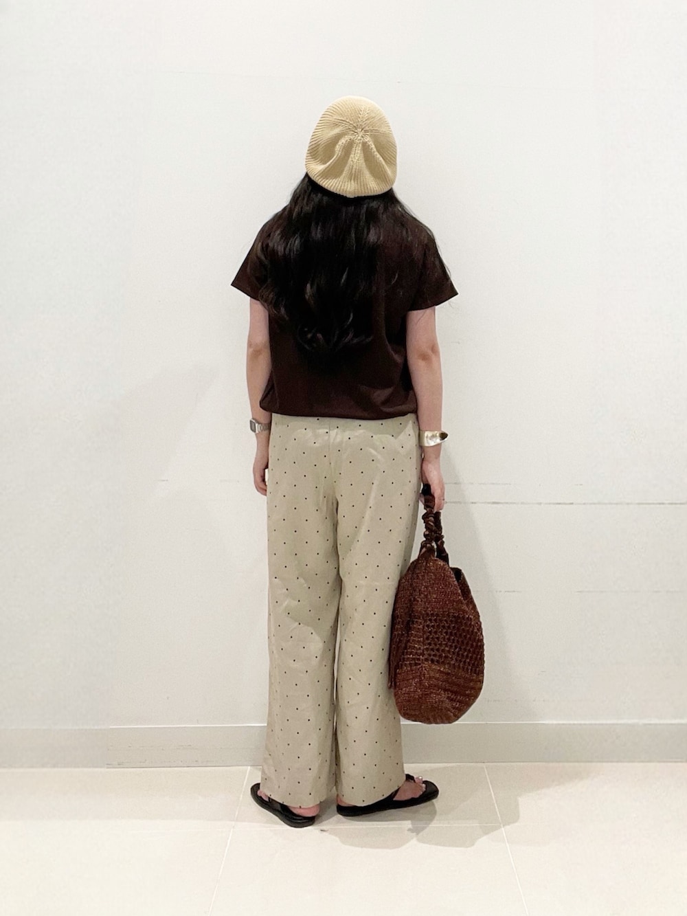 その他のその他パンツ、ブラウン系のショルダーバッグ、ブラック系のサンダルを着用したレディースの夏コーディネートの5枚目の写真