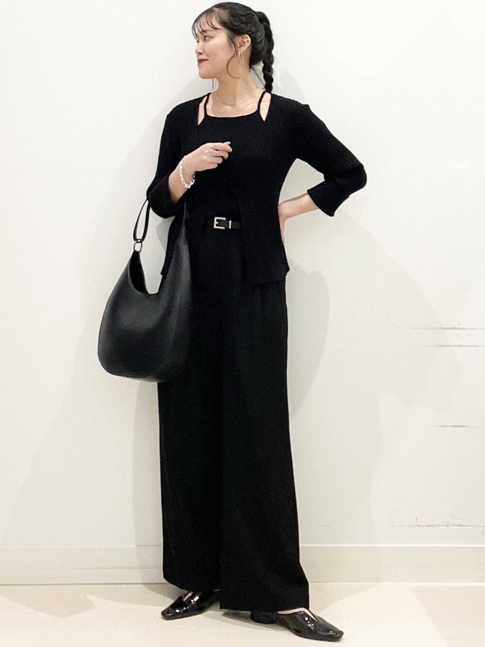 ブラック系のその他パンツ、ブラック系のショルダーバッグ、ブラック系のニット/セーターを着用したレディースの春コーディネートの4枚目の写真