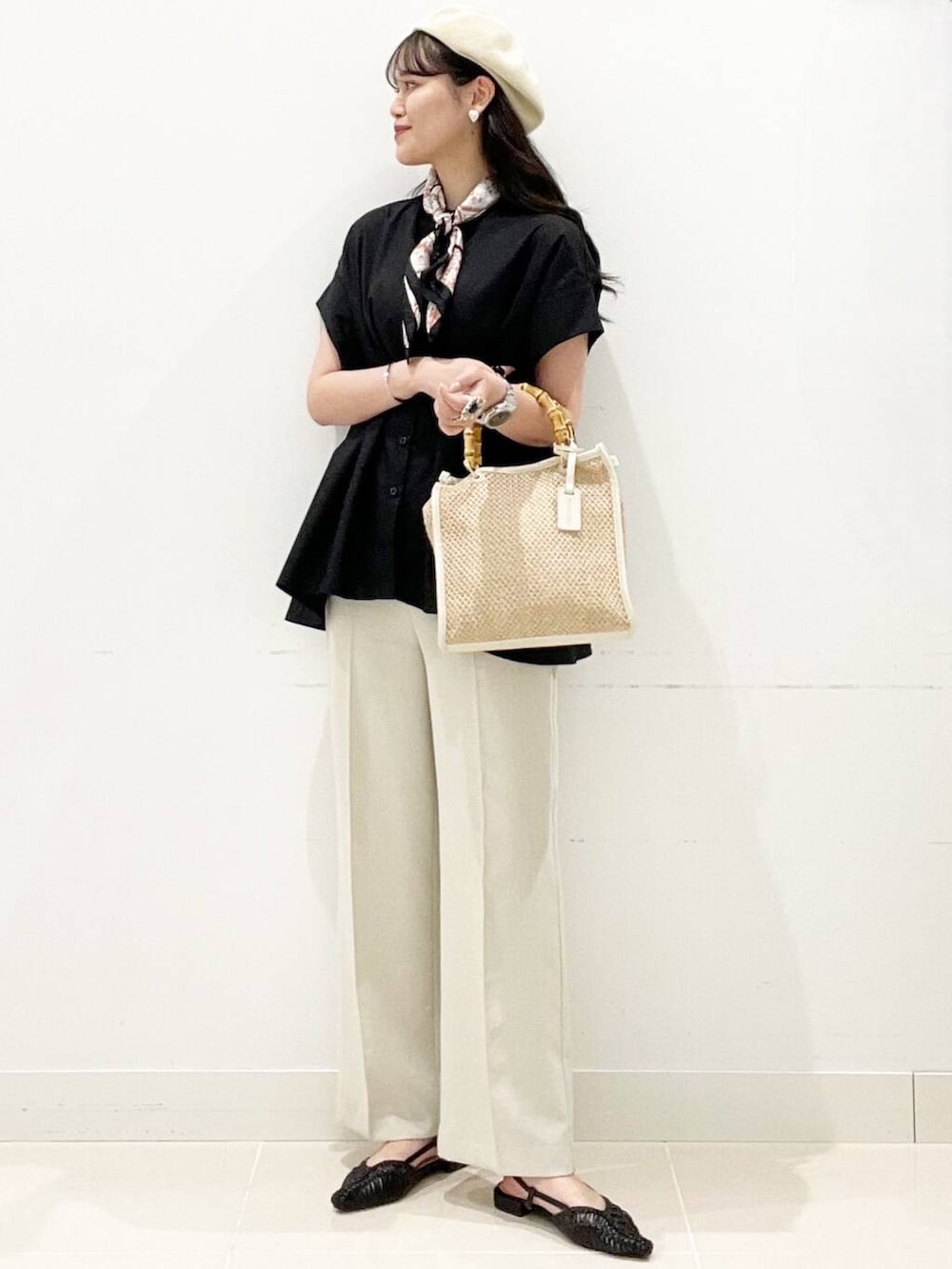 ブラック系のサンダル、ベージュ系のその他パンツ、ホワイト系のショルダーバッグを着用したレディースの夏コーディネートの2枚目の写真