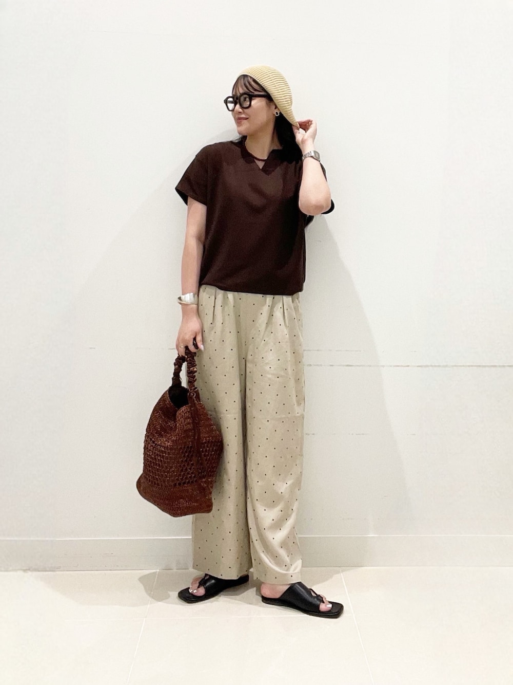 その他のその他パンツ、ブラウン系のショルダーバッグ、ブラック系のサンダルを着用したレディースの夏コーディネートの2枚目の写真