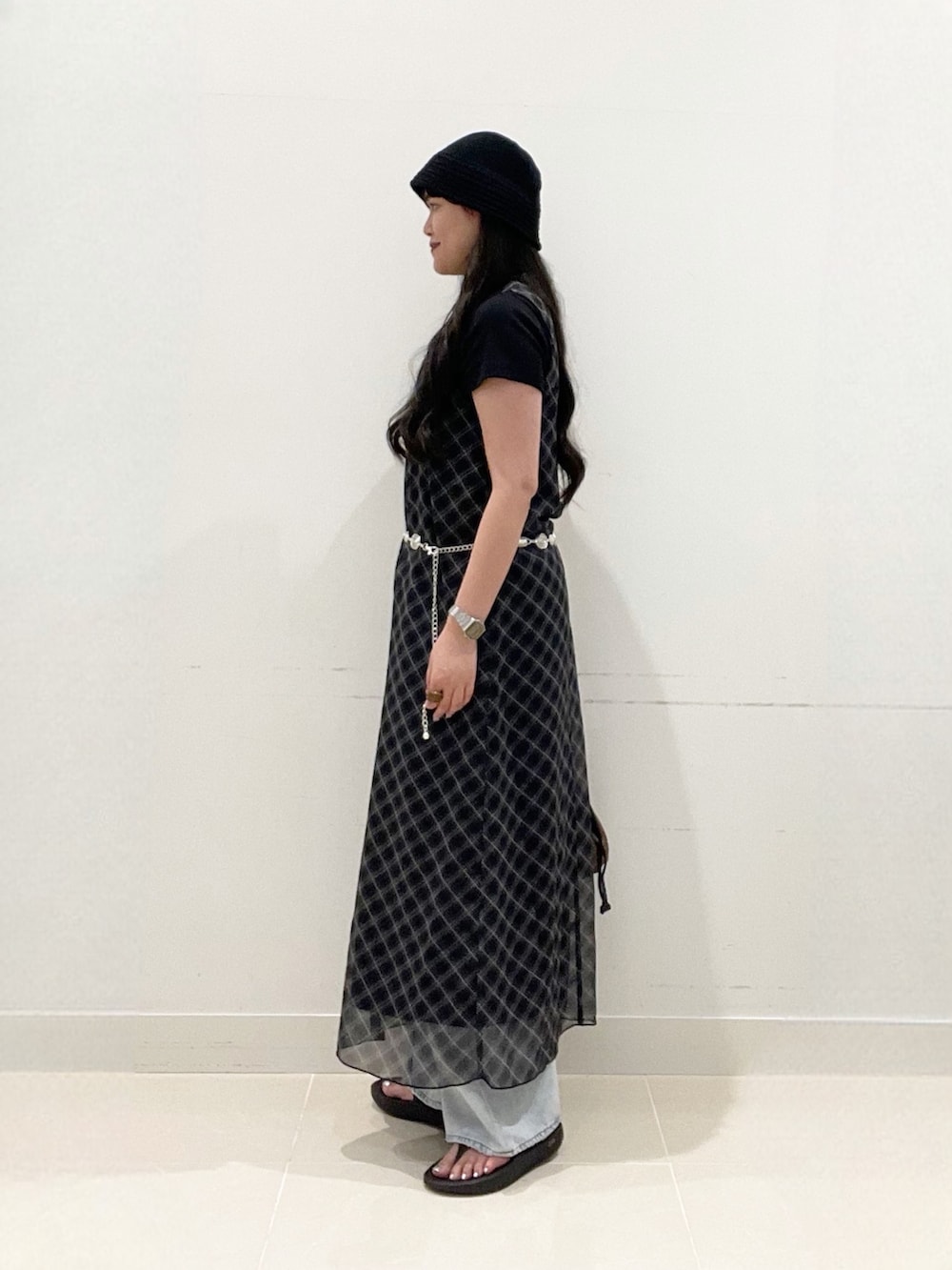 ブラック系のTシャツ/カットソー、ブラック系のワンピース、ブルー系のデニムパンツを着用したレディースの夏コーディネートの3枚目の写真