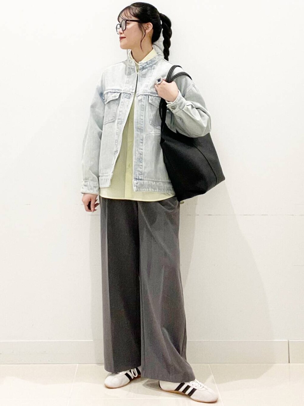 グレー系のその他パンツ、ブラック系のトートバッグ、イエロー系のシャツ/ブラウスを着用したレディースの冬コーディネートの2枚目の写真