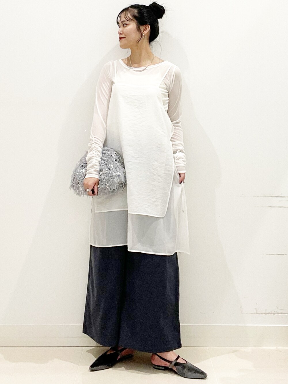 ホワイト系のキャミソール、グレー系のハンドバッグ、グレー系のパンプスを着用したレディースの秋コーディネートの4枚目の写真