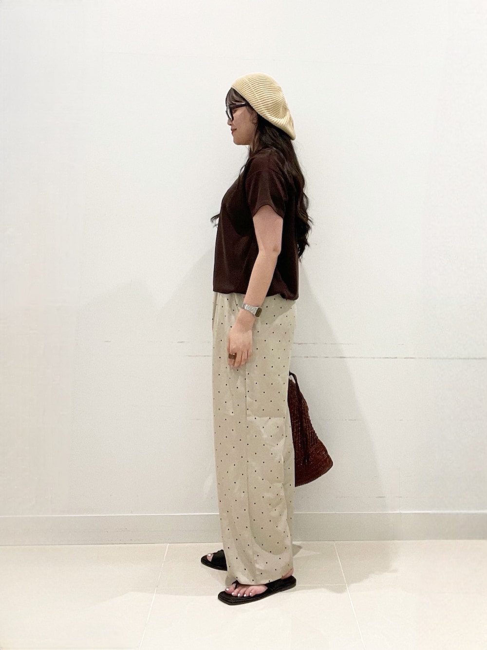 その他のその他パンツ、ブラウン系のショルダーバッグ、ブラック系のサンダルを着用したレディースの夏コーディネートの4枚目の写真