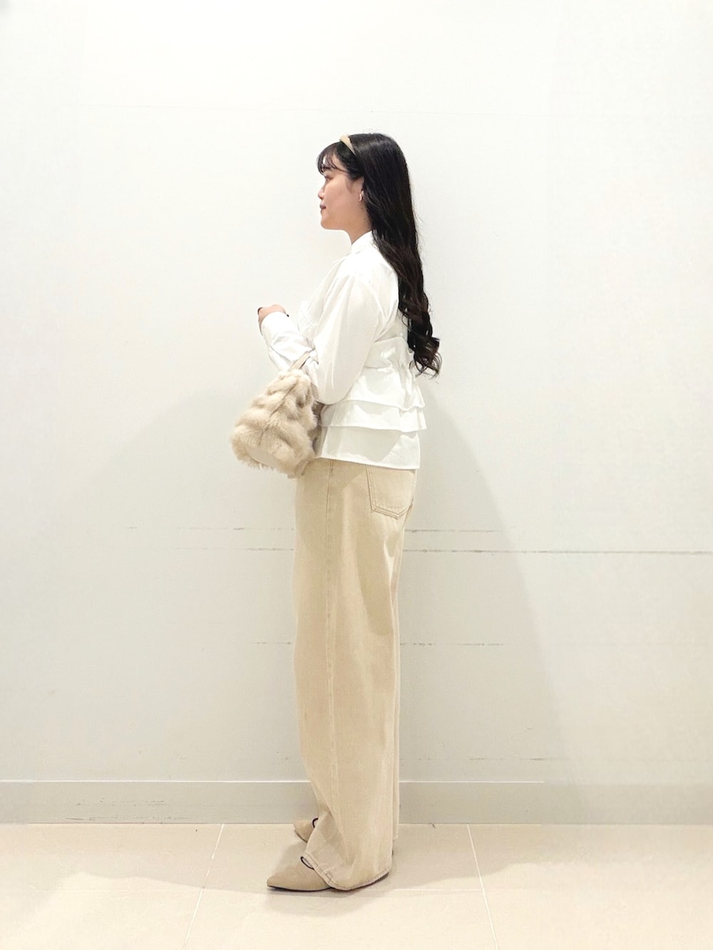 ホワイト系のシャツ/ブラウス、ベージュ系のデニムパンツ、ベージュ系のバレエシューズを着用したレディースの秋コーディネートの2枚目の写真