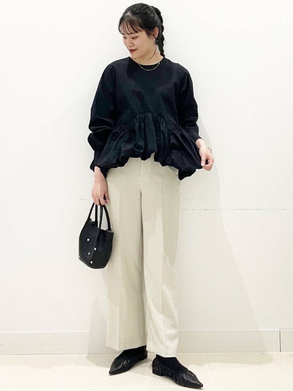 ブラック系のショルダーバッグ、ブラック系のバレエシューズ、ベージュ系のその他パンツを着用したレディースの春コーディネートの2枚目の写真