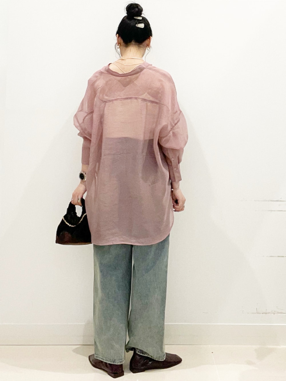 ホワイト系のキャミソール、ピンク系のシャツ/ブラウス、レッド系のバレエシューズを着用したレディースの秋コーディネートの6枚目の写真