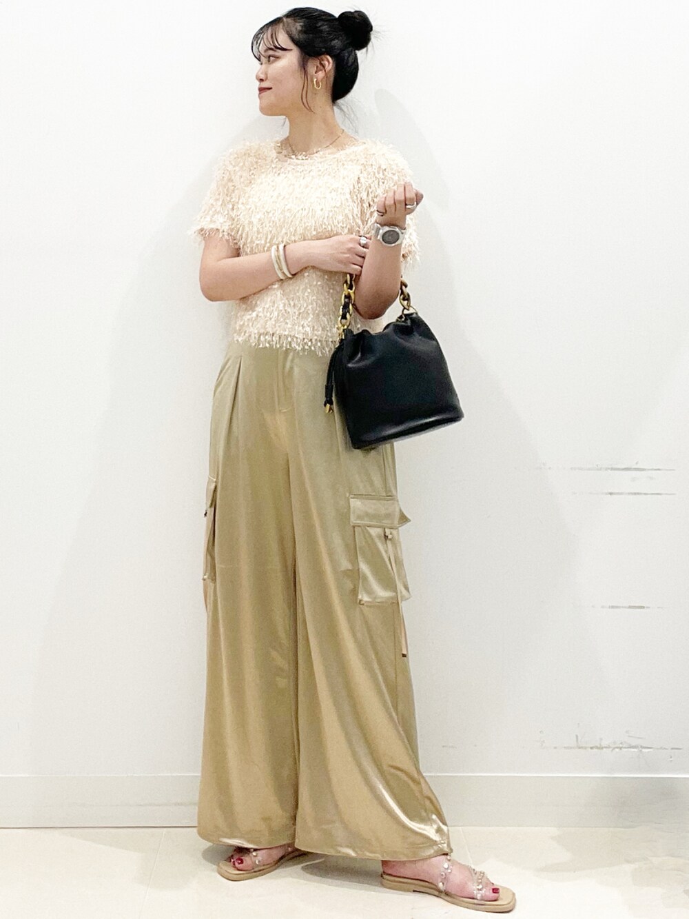 ベージュ系のサンダル、ブラック系のショルダーバッグ、ベージュ系のカーゴパンツを着用したレディースの夏コーディネートの4枚目の写真