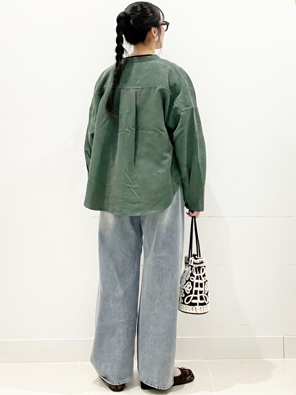 ブラウン系のバレエシューズ、ブルー系のデニムパンツ、ホワイト系のTシャツ/カットソーを着用したレディースの秋コーディネートの5枚目の写真