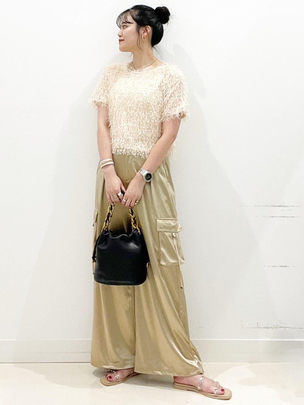 ベージュ系のサンダル、ブラック系のショルダーバッグ、ベージュ系のカーゴパンツを着用したレディースの夏コーディネートの5枚目の写真