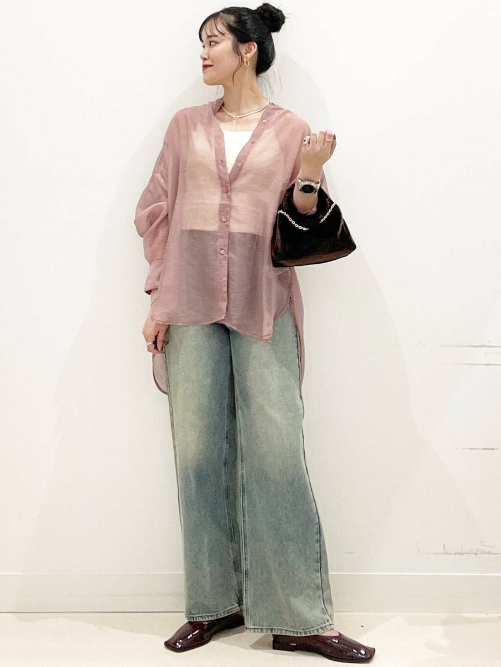 ホワイト系のキャミソール、ピンク系のシャツ/ブラウス、レッド系のバレエシューズを着用したレディースの秋コーディネートの2枚目の写真