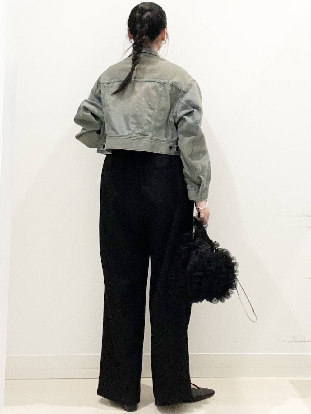 ブラック系のその他パンツ、ブラック系のパンプス、ブラック系のハンドバッグを着用したレディースの春コーディネートの7枚目の写真