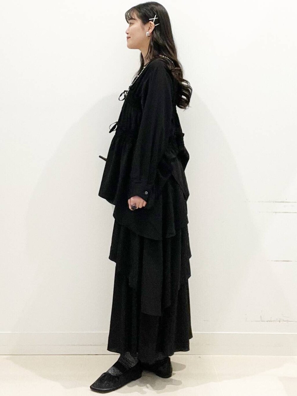 ブラック系のショルダーバッグ、ブラック系のキャミソール、ブラック系のパンプスを着用したレディースの春コーディネートの5枚目の写真