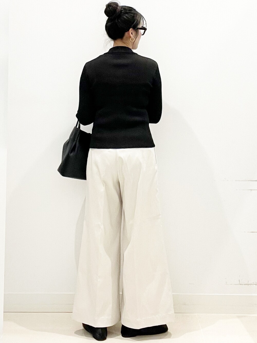 ブラック系のバレエシューズ、ホワイト系のその他パンツ、ブラック系のトートバッグを着用したレディースの秋コーディネートの8枚目の写真