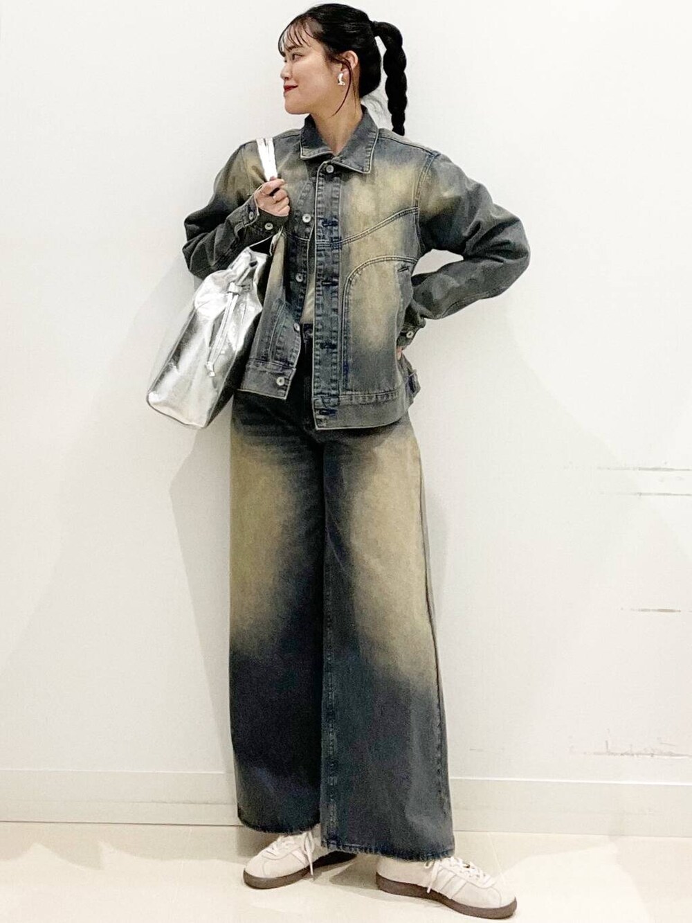 ホワイト系のスニーカー、ベージュ系のTシャツ/カットソー、シルバー系のトートバッグを着用したレディースの春コーディネートの2枚目の写真