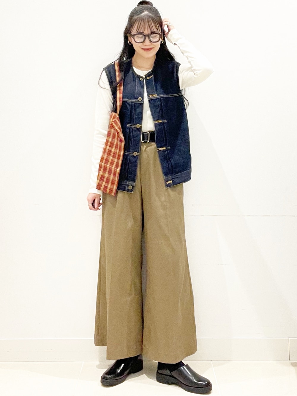 ベージュ系のその他パンツ、レッド系のトートバッグ、ホワイト系のTシャツ/カットソーを着用したレディースの秋コーディネートの4枚目の写真