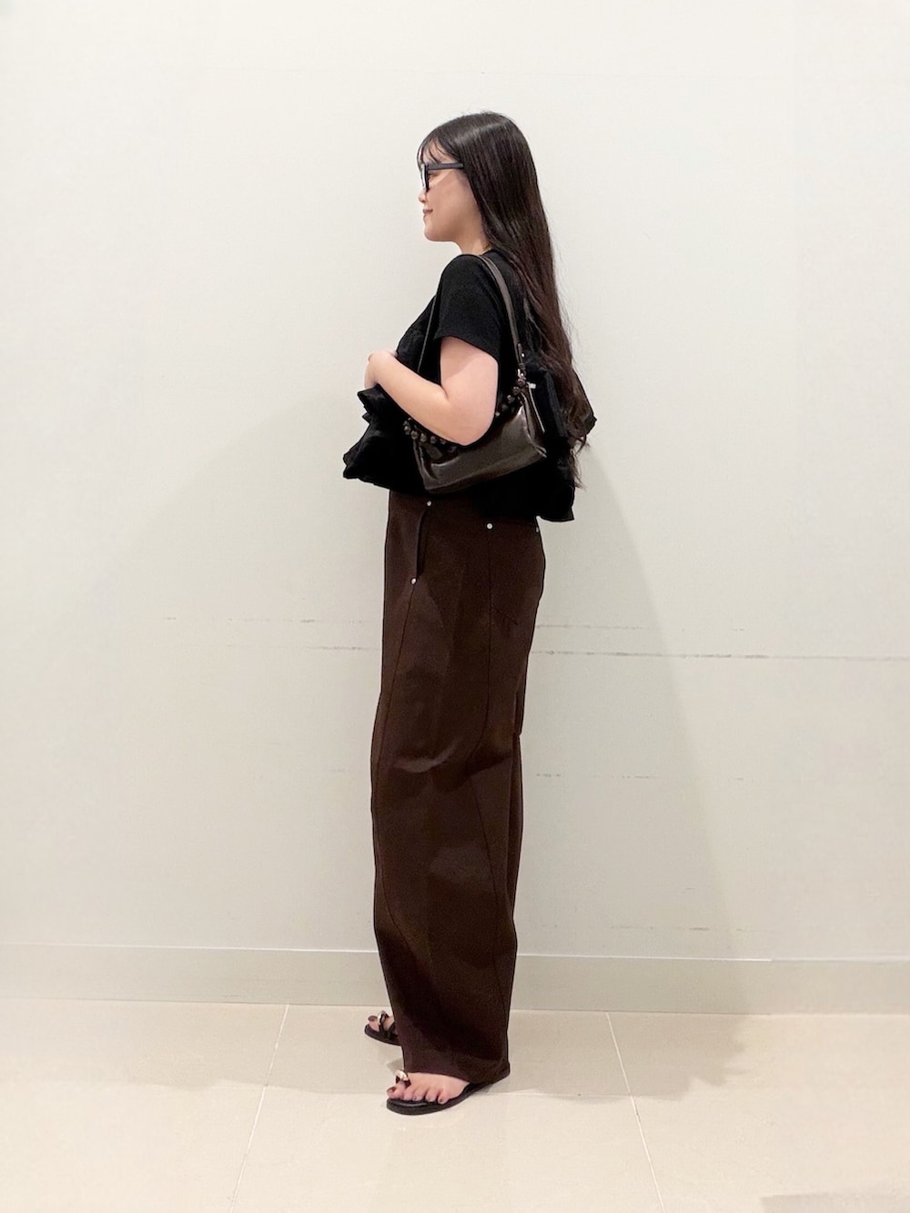 ブラウン系のショルダーバッグ、ブラック系のTシャツ/カットソー、ブラウン系のその他パンツを着用したレディースの夏コーディネートの5枚目の写真