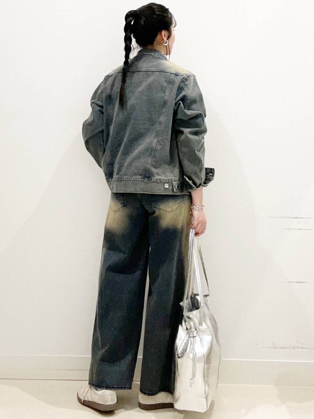 ホワイト系のスニーカー、ベージュ系のTシャツ/カットソー、シルバー系のトートバッグを着用したレディースの春コーディネートの7枚目の写真