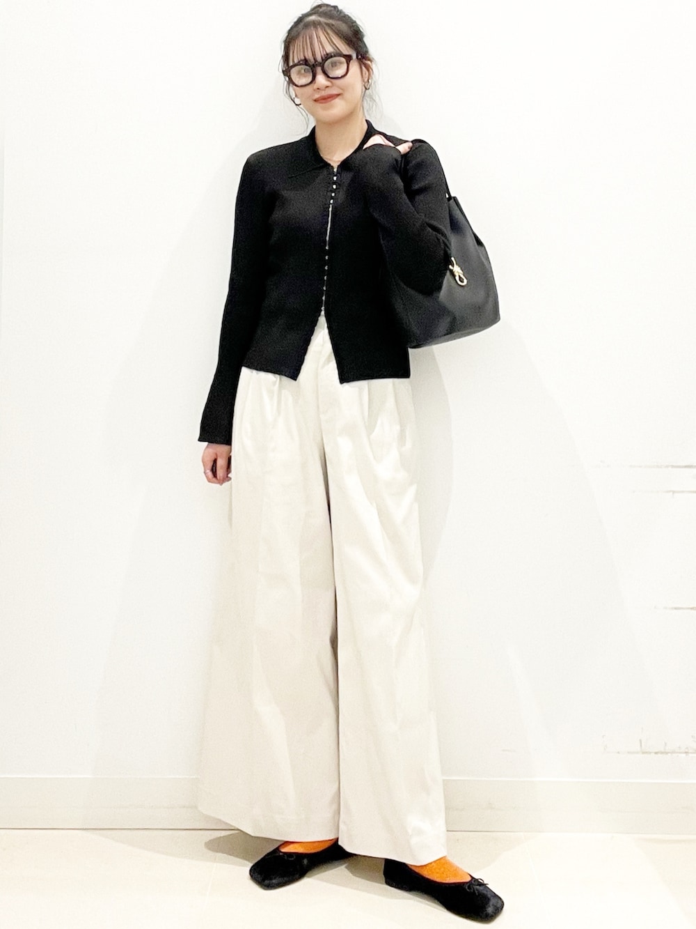 ブラック系のバレエシューズ、ホワイト系のその他パンツ、ブラック系のトートバッグを着用したレディースの秋コーディネートの3枚目の写真
