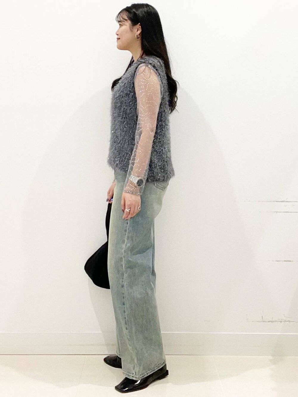 ブラック系のキャミソール、ブラック系のハンドバッグ、シルバー系のTシャツ/カットソーを着用したレディースの秋コーディネートの5枚目の写真