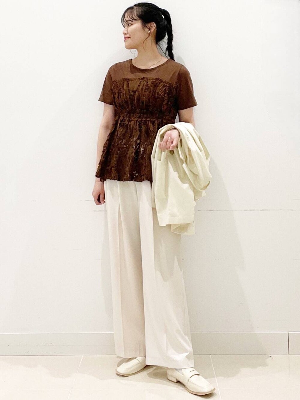 ホワイト系のトートバッグ、ベージュ系のその他パンツ、ホワイト系のローファーを着用したレディースの春コーディネートの5枚目の写真