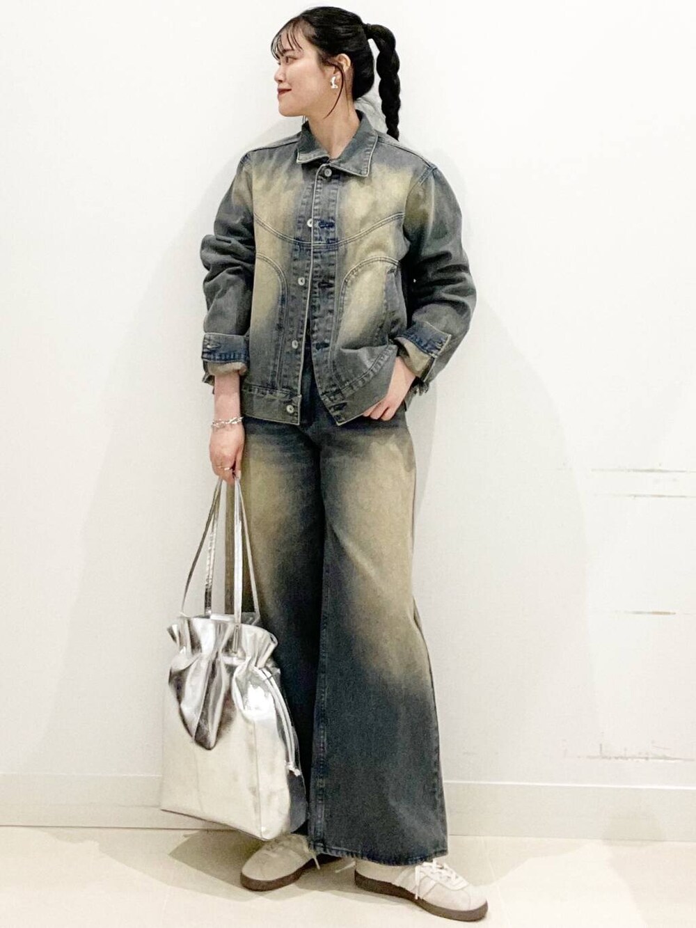 ホワイト系のスニーカー、ベージュ系のTシャツ/カットソー、シルバー系のトートバッグを着用したレディースの春コーディネートの4枚目の写真