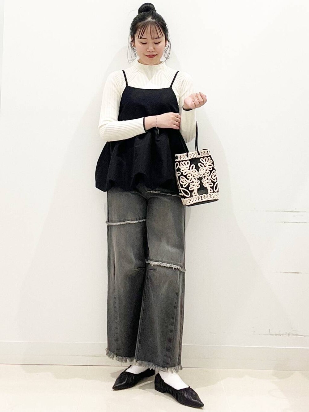 ブラック系のバレエシューズ、ブラック系のキャミソール、ブラック系のデニムパンツを着用したレディースの冬コーディネートの4枚目の写真