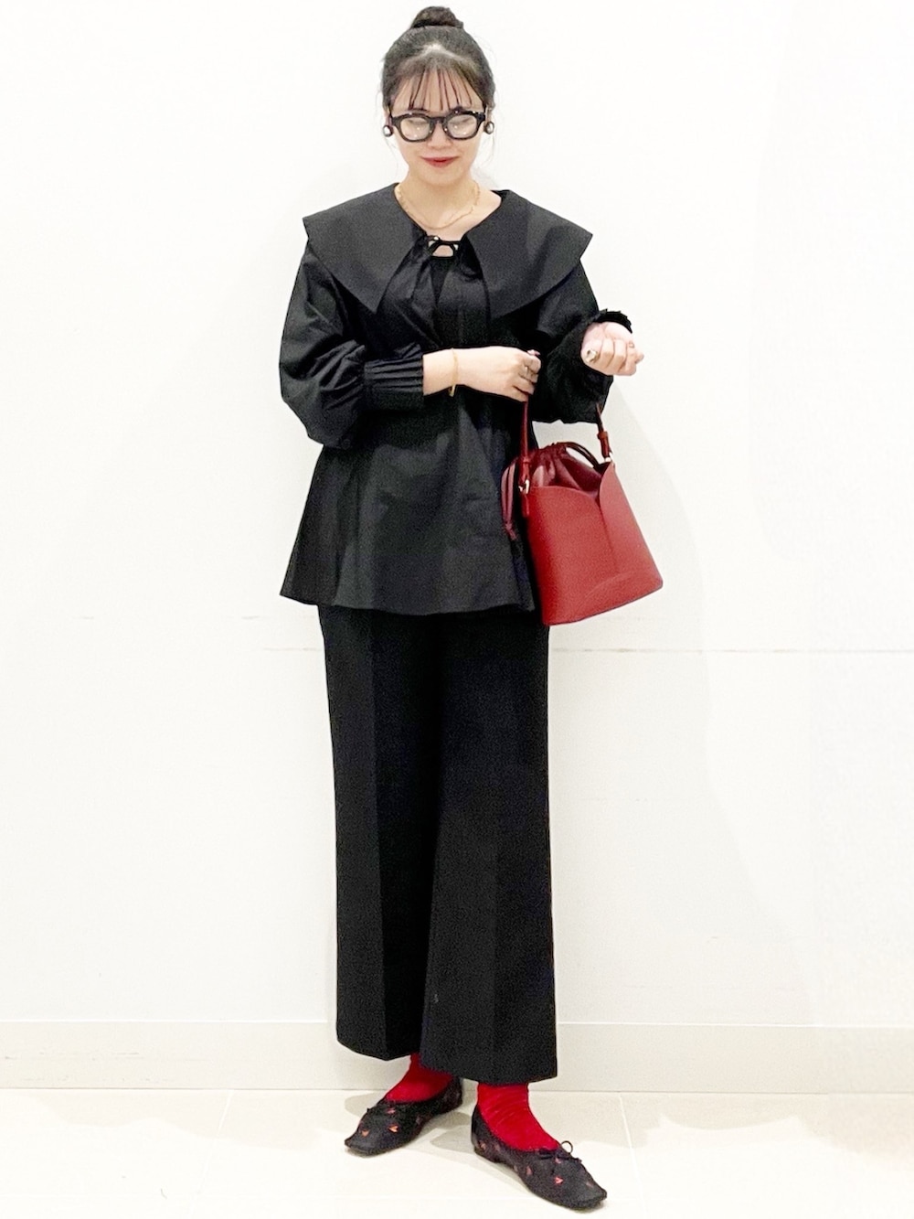 ブラック系のバレエシューズ、ブラック系のその他パンツ、レッド系のハンドバッグを着用したレディースの秋コーディネートの4枚目の写真