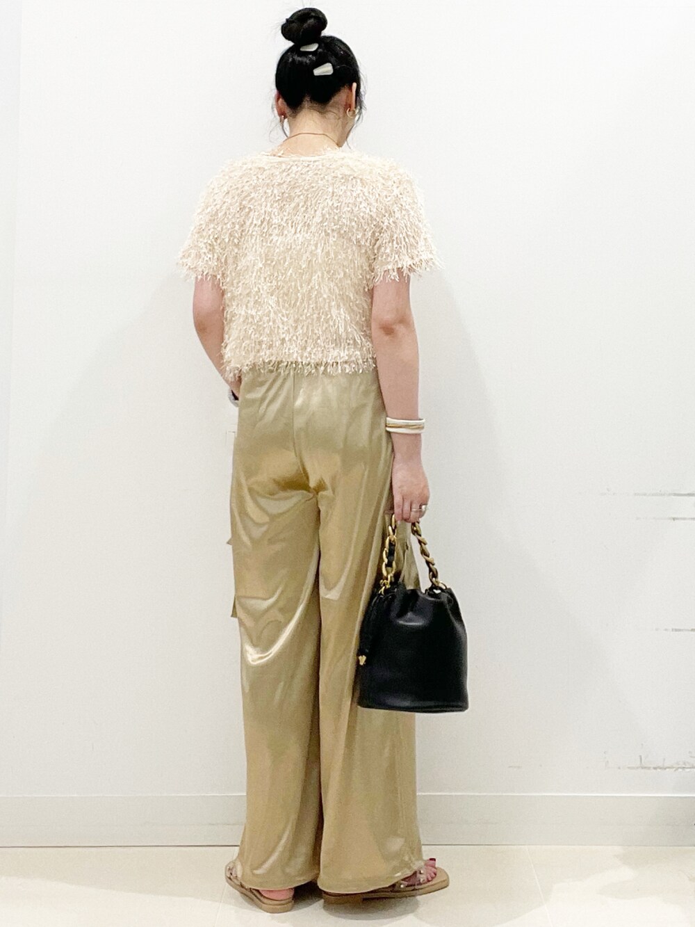 ベージュ系のサンダル、ブラック系のショルダーバッグ、ベージュ系のカーゴパンツを着用したレディースの夏コーディネートの8枚目の写真