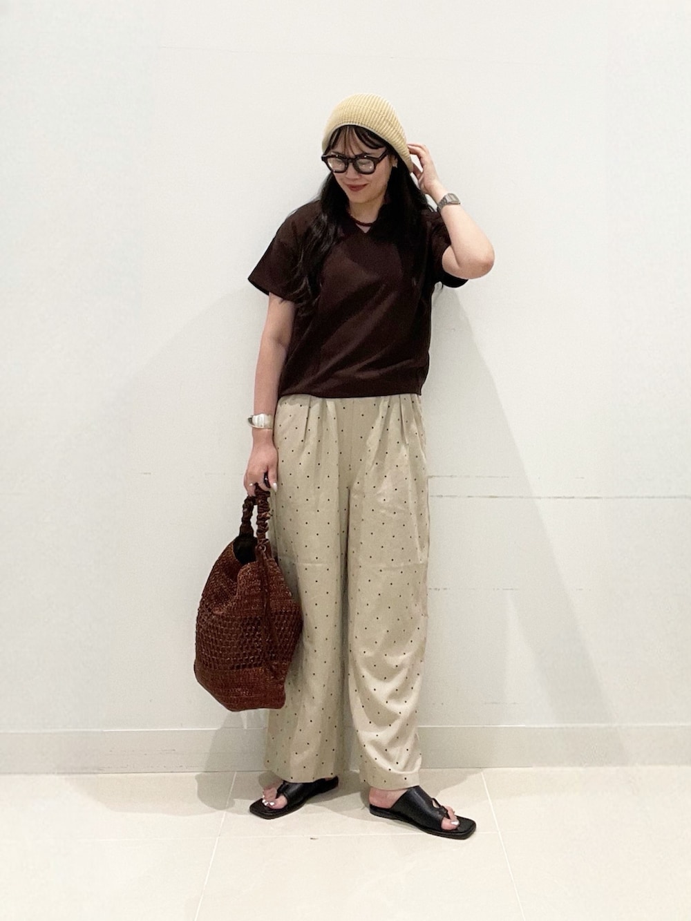 その他のその他パンツ、ブラウン系のショルダーバッグ、ブラック系のサンダルを着用したレディースの夏コーディネートの3枚目の写真