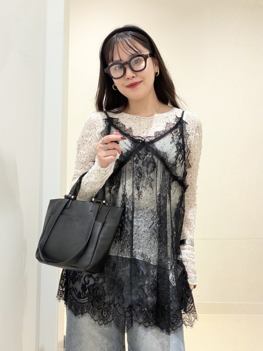 ホワイト系のTシャツ/カットソー、ブラック系のキャミソール、ブラック系のトートバッグを着用したレディースの秋コーディネートの2枚目の写真