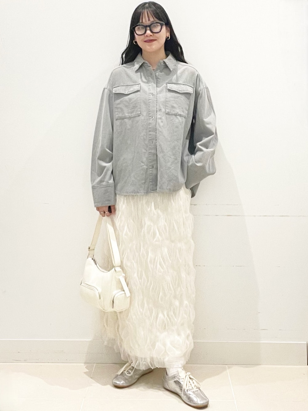 ホワイト系のスカート、グレー系のシャツ/ブラウス、ホワイト系のショルダーバッグを着用したレディースの春コーディネートの2枚目の写真